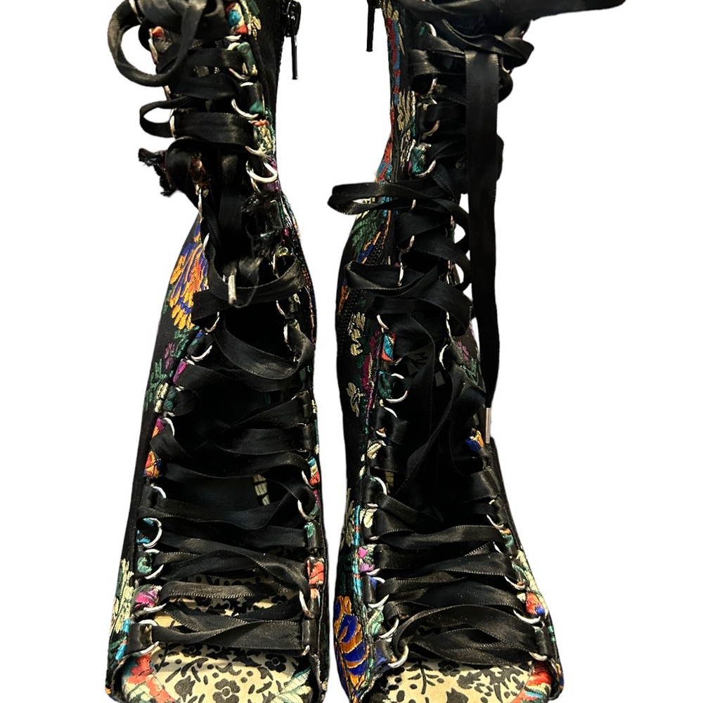 Steve Madden Fuego Brocade Floral
Peep Toe Heels size 7.5